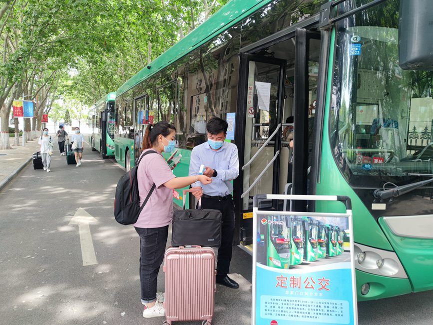 公交車從校園宿舍樓下出發(fā)，直達鄭州火車站和鄭州東站。崔晨攝