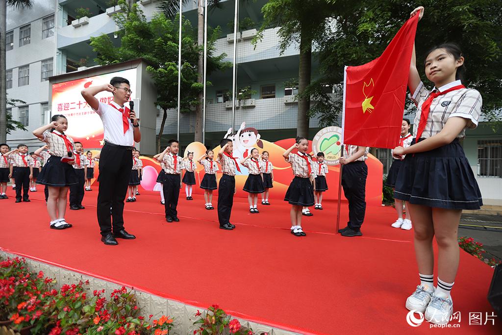 5月31日，在廣西壯族自治區(qū)南寧市民主路小學，學校大隊輔導員帶領(lǐng)少先隊員呼號。人民網(wǎng)記者 嚴立政攝