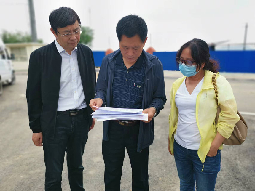 國情調(diào)查核查組專家對司家營鐵礦生產(chǎn)臺賬等進(jìn)行檢查。袁海波攝