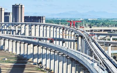 6月7日，工人在唐山市高新技術(shù)開發(fā)區(qū)境內(nèi)的京唐城際鐵路建設(shè)工地施工（無人機(jī)照片）。 新華社記者 楊世堯攝