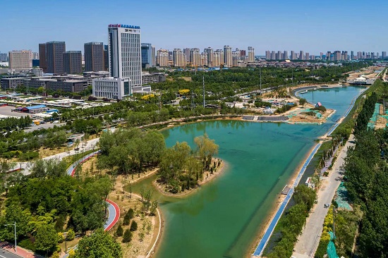環(huán)城水系中的北湖公園越來越美。羅大慶攝