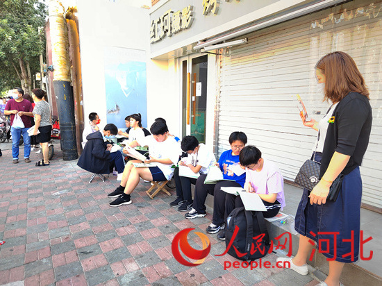 臨進(jìn)考場(chǎng)，考生抓緊時(shí)間再?gòu)?fù)習(xí)一下。人民網(wǎng) 祝龍超攝
