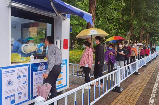 核酸采樣志愿者們上崗。孫金梅攝