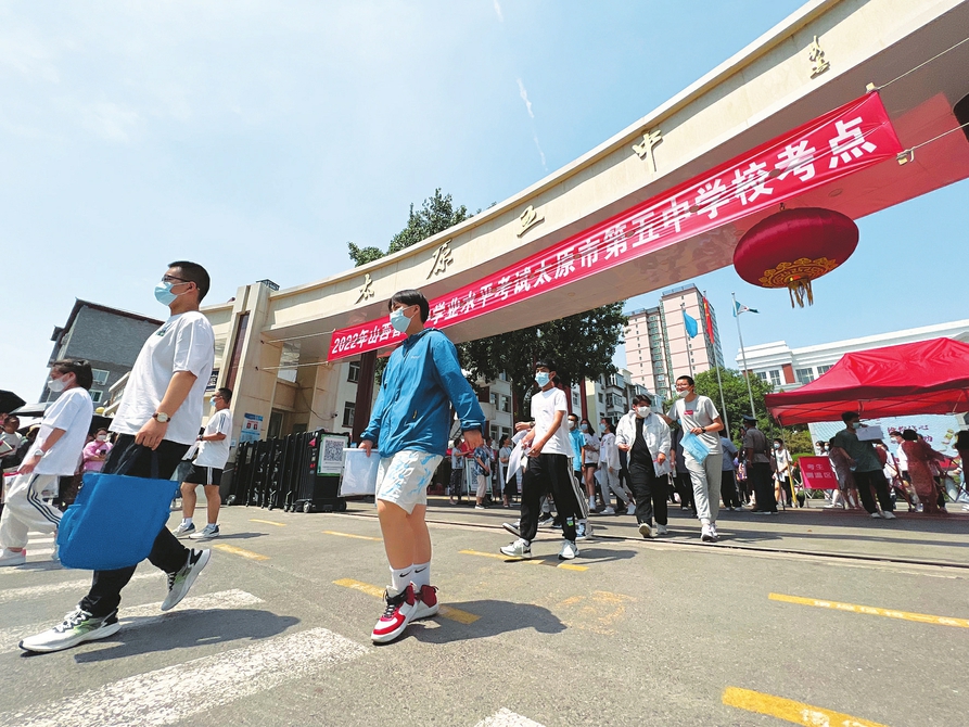 六月二十日，中考太原五中考點(diǎn)，完成首門考試的考生滿懷信心走出考場(chǎng)。記者李兆民攝