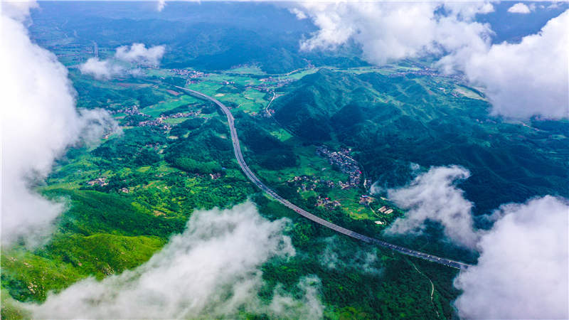 湖南省常寧市廟前鎮(zhèn)泉井村，云霧繚繞，青山蒼翠，公路蜿蜒，秀美如畫。周秀魚春攝