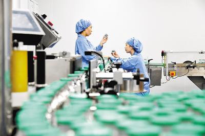 通過加大創(chuàng)新藥物研發(fā)力度，石藥集團(tuán)實(shí)現(xiàn)了傳統(tǒng)工業(yè)企業(yè)向創(chuàng)新型企業(yè)轉(zhuǎn)型。（本報(bào)資料片）