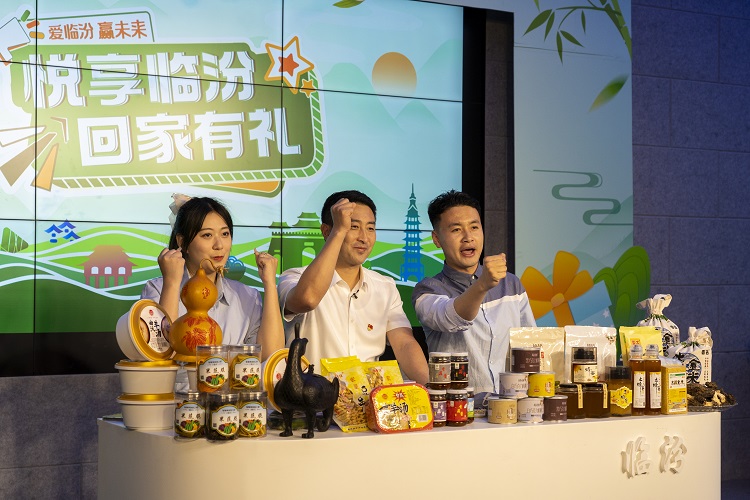 6月3日下午，在臨汾原產(chǎn)地商品體驗(yàn)店，曲沃縣副縣長(zhǎng)樊奇選對(duì)當(dāng)?shù)氐霓r(nóng)特產(chǎn)品、旅游景點(diǎn)進(jìn)行了推介代言。鄭遠(yuǎn)飛攝