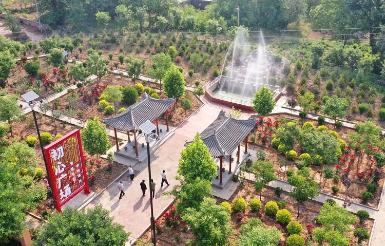 初夏時(shí)節(jié)，襄汾縣鄧莊鎮(zhèn)澗溝村初心廣場(chǎng)內(nèi)一派迷人的鄉(xiāng)村振興新圖景。李現(xiàn)俊攝