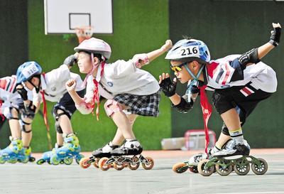 6月23日，邯鄲市邯山區(qū)實驗小學的學生在練習輪滑。 當日是國際奧林匹克日，該小學開展了“我運動、我健康、我快樂”為主題的體育活動，通過足球、籃球、武術(shù)、輪滑、擊劍等運動，讓學生們享受運動健身的快樂，感受運動的魅力。 河北日報通訊員 郝群英攝