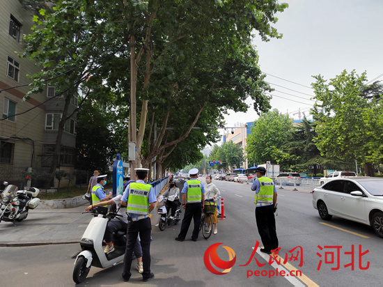 石家莊交警在查處非機(jī)動車違章。人民網(wǎng)祝龍超攝