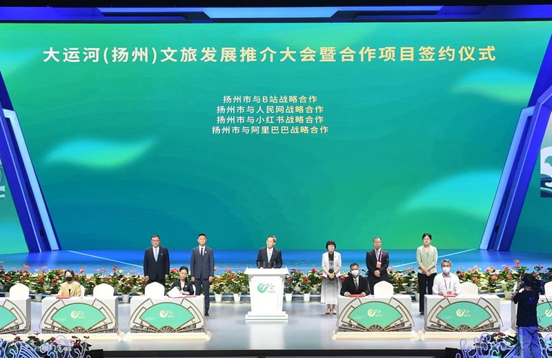 揚州市副市長劉流與人民網(wǎng)股份有限公司江蘇分公司總經(jīng)理汪崢嶸作為代表分別簽署了戰(zhàn)略合作協(xié)議。文斌攝