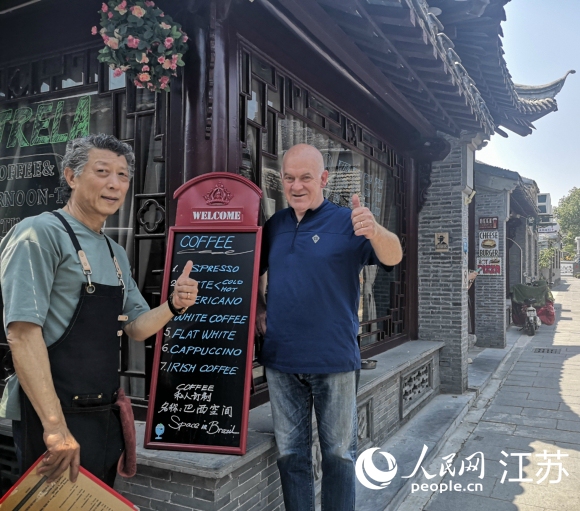 愛(ài)逛古巷的巴西人和揚(yáng)州朋友在仁豐里開(kāi)了一家西餐廳。 人民網(wǎng) 張玉峰攝