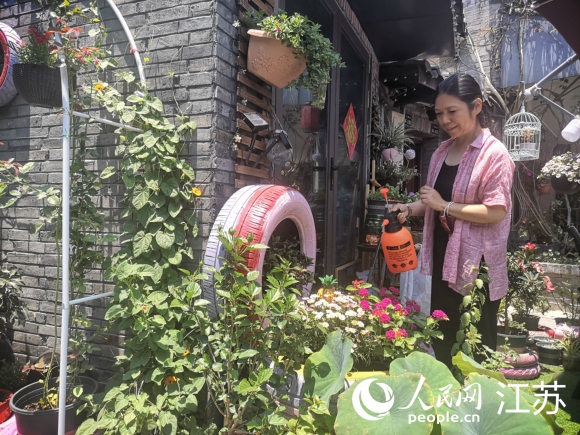 原在上海工作的袁荔退休后重回?fù)P州古城生活。 人民網(wǎng) 張玉峰攝