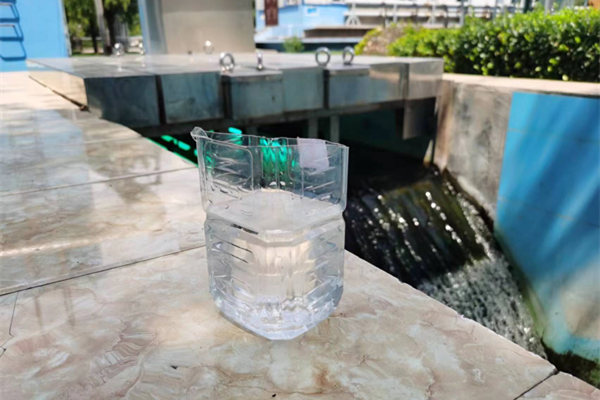 在邯鄲市雞澤縣藍(lán)天污水處理廠(chǎng)，污水經(jīng)過(guò)處理后清澈透明。鄭佳欣攝