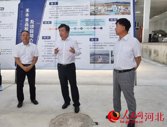 黨曉龍在禾豐項目現(xiàn)場鼓勵大家以商招商。 人民網(wǎng) 張繼航攝