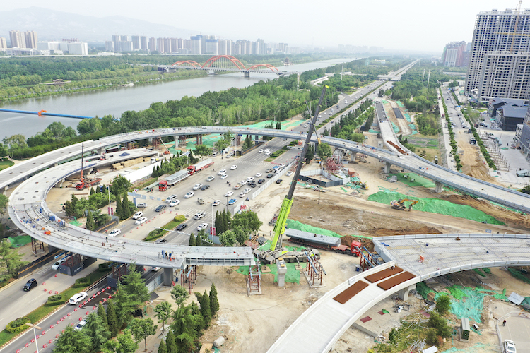 市區(qū)五一路快速通道工程西段順利合龍。