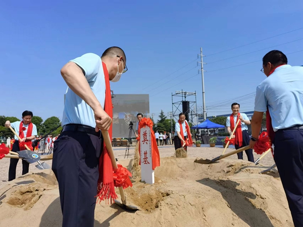 作為今年荷花節(jié)“開場(chǎng)秀”，理士新能源智造園區(qū)項(xiàng)目正式開工。人民網(wǎng) 馬曉波攝