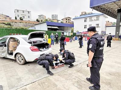 圖為民警對重點車輛是否攜帶毒品進行檢查。省禁毒委供圖
