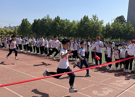 河北省威縣第四小學(xué)學(xué)生組織短跑比賽。 趙國華攝
