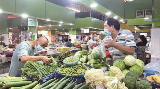 無錫市民在沁揚(yáng)市場和往常一樣購買農(nóng)副產(chǎn)品。宗曉東攝