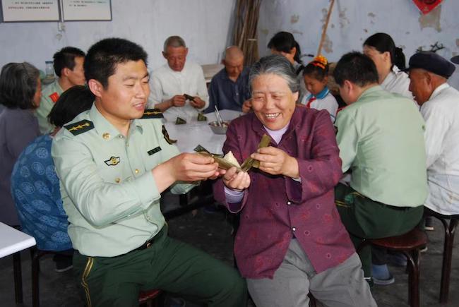 趙德恒與孤寡老人共度端午佳節(jié) 。 濱州市公安局海岸警察支隊(duì)岔尖派出所供圖