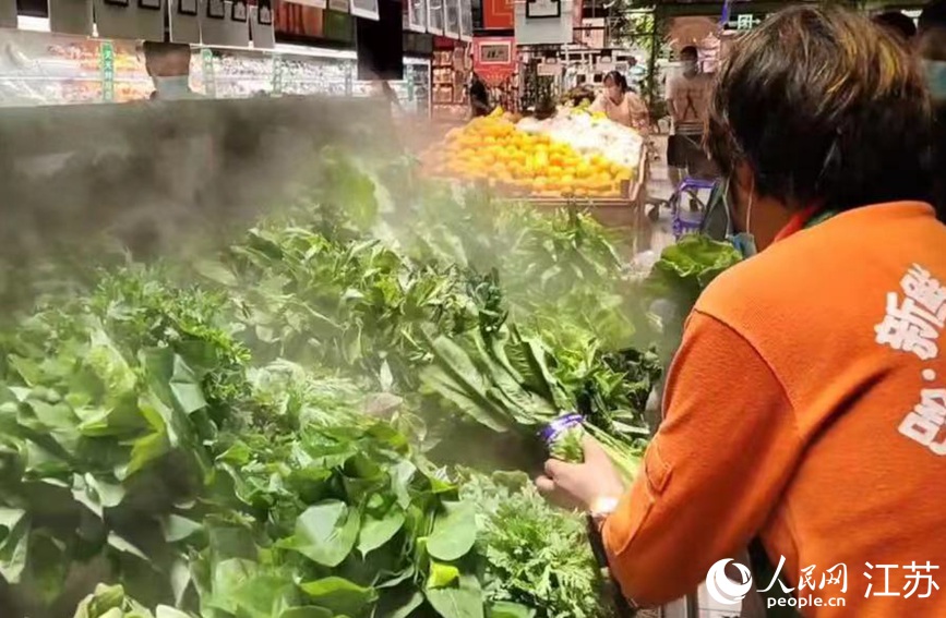 在大潤發(fā)長江北路店里，果蔬、肉蛋等生活必需品種類齊全，供應(yīng)充足，市民正有序選購。無錫市委網(wǎng)信辦供圖