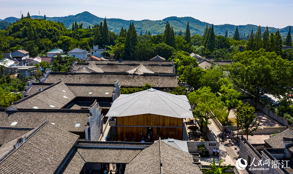 7月23日，空中俯瞰位于寧波市江北區(qū)慈城鎮(zhèn)的抱珠樓。人民網(wǎng) 章勇濤攝