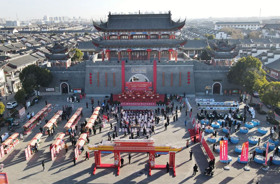 城門掛春聯(lián)，金湖沖刺“開(kāi)門紅”。陳義寶攝