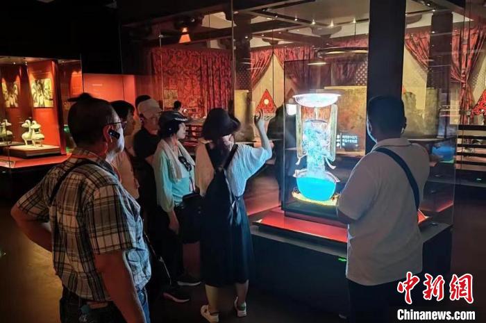 圖為臺灣新北市永和區(qū)里長聯(lián)誼會江西參訪團一行在南昌漢代?；韬顕z址博物館內(nèi)參觀展出的珍貴文物?！●樞↓?攝