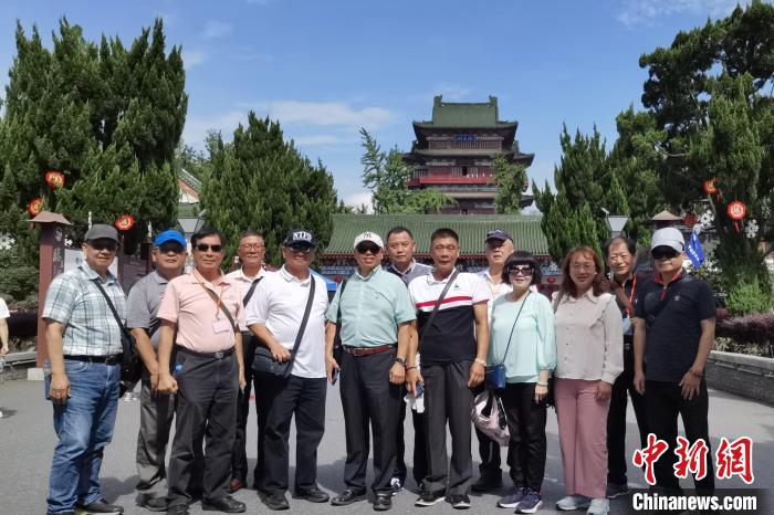 圖為臺灣新北市永和區(qū)里長聯(lián)誼會江西參訪團一行在南昌滕王閣前合影?！×鴷缘?攝