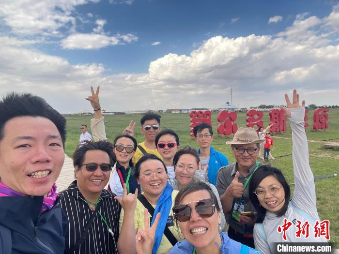 圖為臺胞在鄂爾多斯草原合影?！∪~冠賢 攝