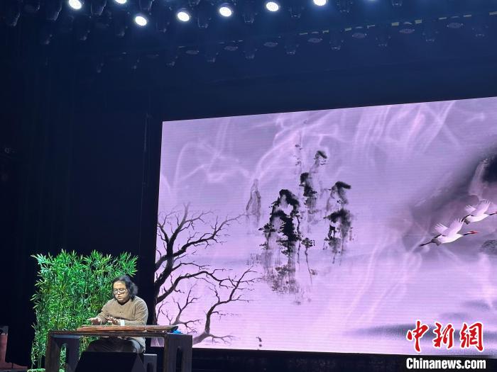 閩派古琴名家陳志強(qiáng)演奏一曲《流水》?！堺惥?攝