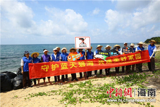 環(huán)保志愿者呼吁停止隨地扔垃圾、破壞環(huán)境等不文明行為。