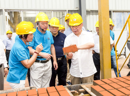 2019年6月21日下午，省長沈曉明在三亞建筑廢棄物綜合利用廠，查看用建筑廢棄物綜合處理后制成的再生水泥磚。海南日報記者 宋國強 攝
