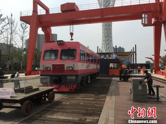 公園內(nèi)的火車(chē)車(chē)廂與貨場(chǎng)龍門(mén)吊等工業(yè)遺跡?！「呒t超 攝