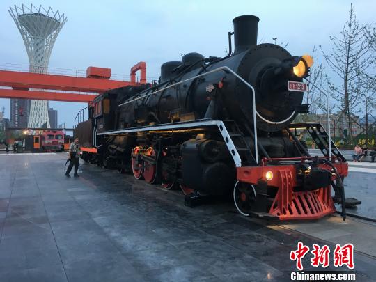 公園內(nèi)保留布置了蒸汽時(shí)代火車(chē)頭?！「呒t超 攝
