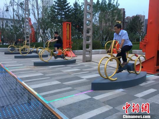 市民使用公園內(nèi)的健身設(shè)施?！「呒t超 攝