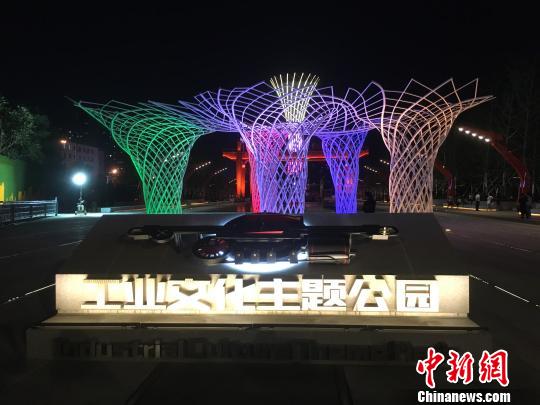 夜晚，奧運(yùn)“五色樹(shù)”的燈光。　高紅超 攝
