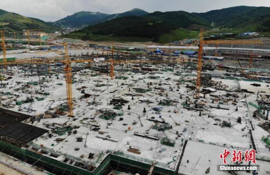 6月28日，航拍鏡頭下的河北張家口冬奧會太子城冰雪小鎮(zhèn)項目。太子城冰雪小鎮(zhèn)項目位于2022年冬奧會張家口賽區(qū)核心區(qū)，連接張家口賽區(qū)云頂和古楊樹兩個競賽場館群，建成后將承擔賽時核心區(qū)配套保障功能，提供冬奧頒獎、貴賓接待、交通換乘、休閑娛樂等服務(wù)，賽后將成為一座國際化四季度假小鎮(zhèn)。 中新社記者 楊艷敏 攝