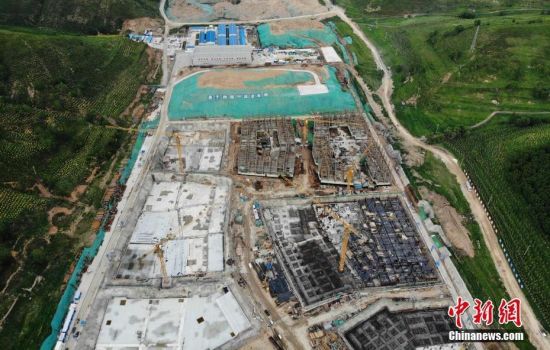 6月28日，航拍鏡頭下的河北張家口冬奧會太子城冰雪小鎮(zhèn)項目。太子城冰雪小鎮(zhèn)項目位于2022年冬奧會張家口賽區(qū)核心區(qū)，連接張家口賽區(qū)云頂和古楊樹兩個競賽場館群，建成后將承擔賽時核心區(qū)配套保障功能，提供冬奧頒獎、貴賓接待、交通換乘、休閑娛樂等服務(wù)，賽后將成為一座國際化四季度假小鎮(zhèn)。 中新社記者 楊艷敏 攝