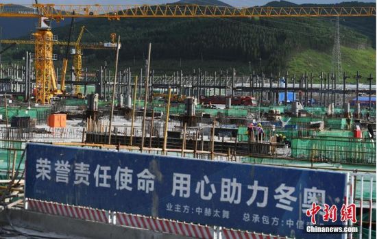 6月28日，河北張家口冬奧會太子城冰雪小鎮(zhèn)項目現(xiàn)場。太子城冰雪小鎮(zhèn)項目位于2022年冬奧會張家口賽區(qū)核心區(qū)，連接張家口賽區(qū)云頂和古楊樹兩個競賽場館群，建成后將承擔賽時核心區(qū)配套保障功能，提供冬奧頒獎、貴賓接待、交通換乘、休閑娛樂等服務(wù)，賽后將成為一座國際化四季度假小鎮(zhèn)。 中新社記者 楊艷敏 攝