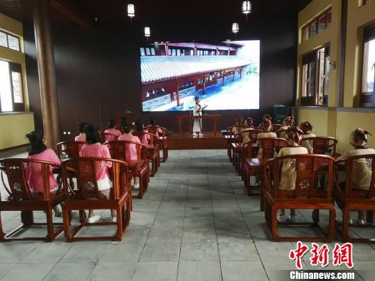 學(xué)生們?cè)诖笤瓡赫b讀國(guó)學(xué)經(jīng)典?！⊥貔i 攝
