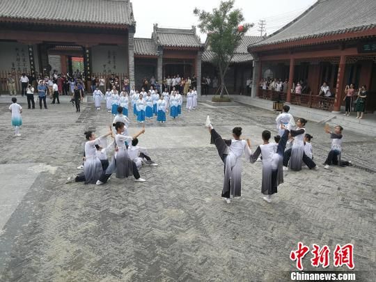 誦讀國(guó)學(xué)經(jīng)典展演。　王鵬 攝