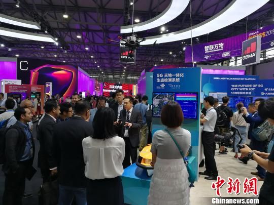 雄安新區(qū)展臺(tái)吸引不少眾多觀眾駐足關(guān)注?！∪伟厮?攝