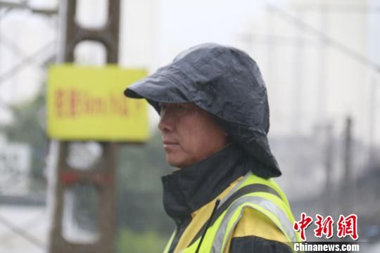 蘭州西工務(wù)段蘭州線路車間防護員雨中巡查?！⊥豕廨x 攝