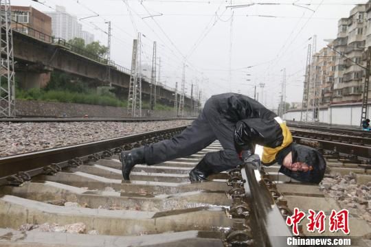 蘭州西工務(wù)段蘭州線路車間職工檢查線路幾何尺寸?！⊥豕廨x 攝