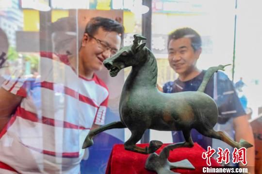 甘肅省博物館將榮登《國(guó)家寶藏》的文物銅奔馬和人頭形器口彩陶瓶搬到了絲路如意餐廳，讓顧客在餐廳內(nèi)就能近距離的和文物面對(duì)面?！＄娦?攝