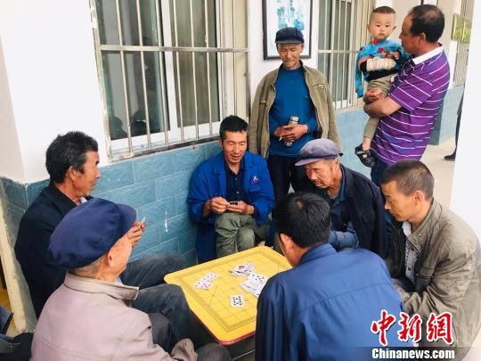 圖為老年人“興趣驛站”中的棋牌組?！“瑧c龍 攝