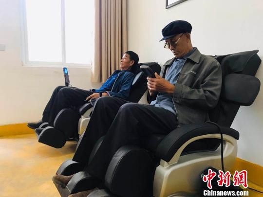 袁家壩村老年人使用按摩椅?！“瑧c龍 攝