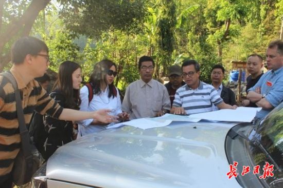 在尼泊爾，武漢市土地利用和城市空間規(guī)劃研究中心設(shè)計(jì)團(tuán)隊(duì)現(xiàn)場(chǎng)踏勘。(武漢市土地利用和城市空間規(guī)劃研究中心 供圖)